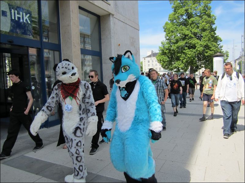 [Fursuitwalk_Asrail (23).JPG]