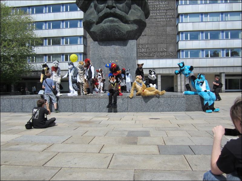 [Fursuitwalk_Asrail (26).JPG]