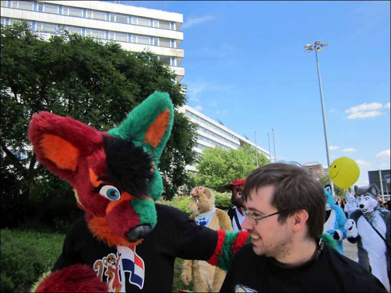 [Fursuitwalk_Asrail (35).JPG]