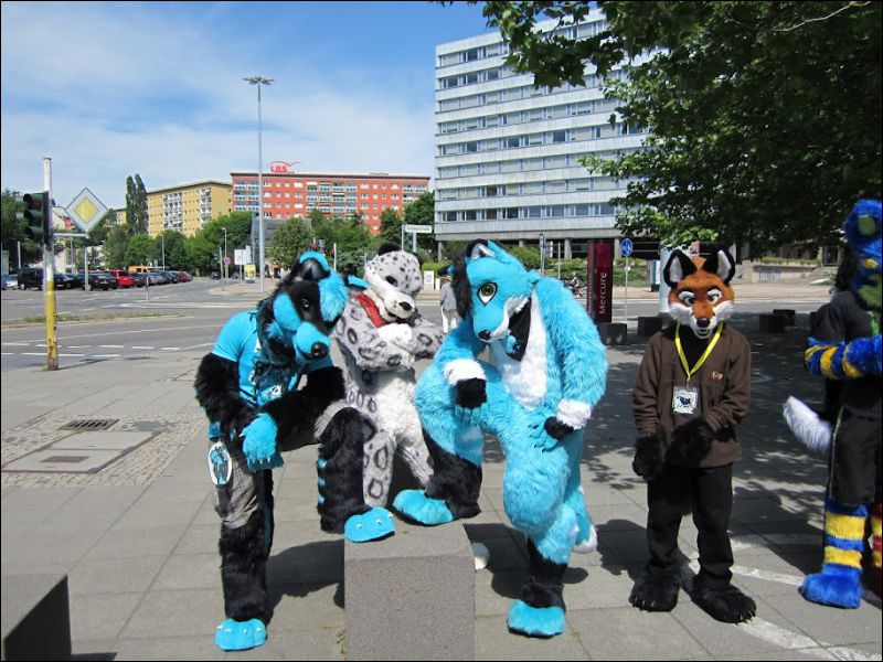 [Fursuitwalk_Asrail (38).JPG]