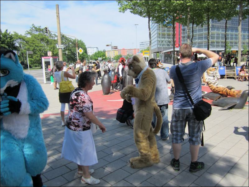 [Fursuitwalk_Asrail (54).JPG]