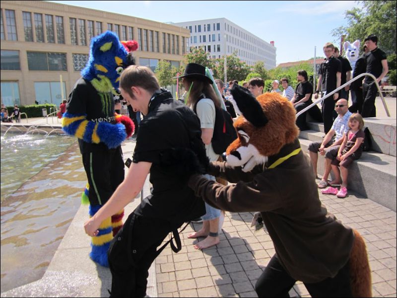 [Fursuitwalk_Asrail (66).JPG]