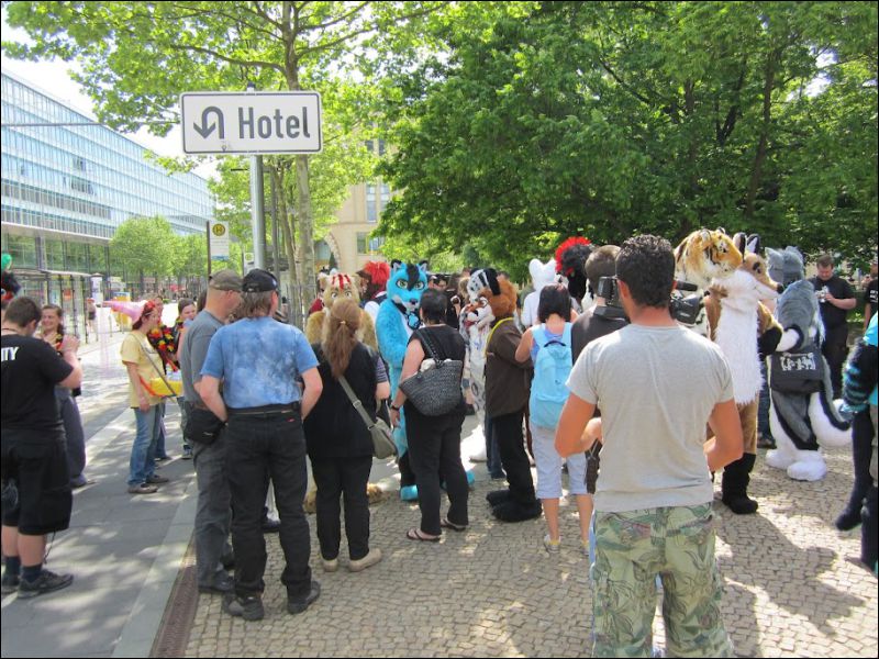 [Fursuitwalk_Asrail (73).JPG]