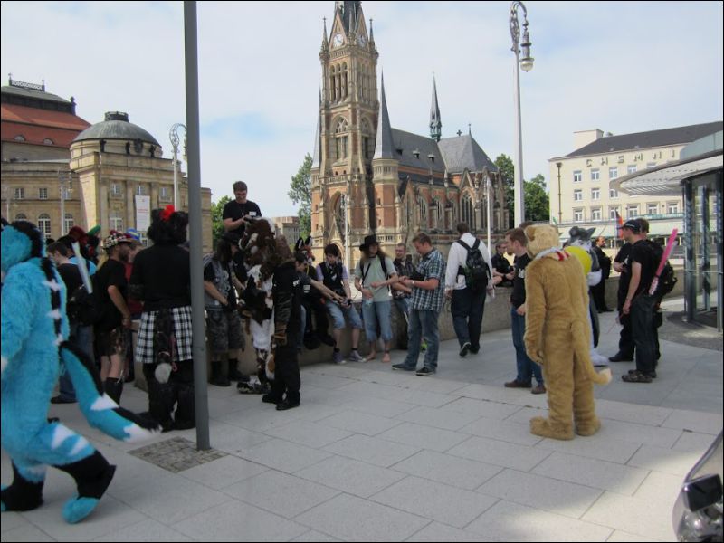 [Fursuitwalk_Asrail (89).JPG]