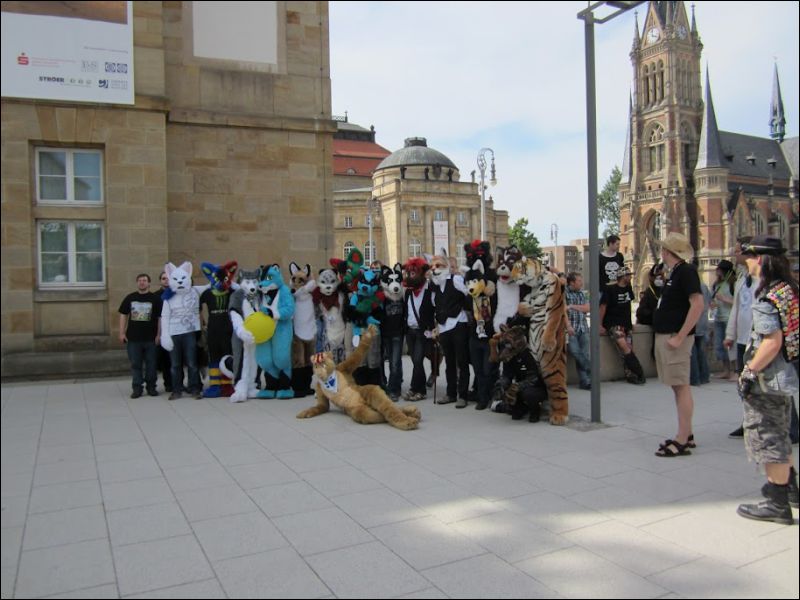 [Fursuitwalk_Asrail (95).JPG]